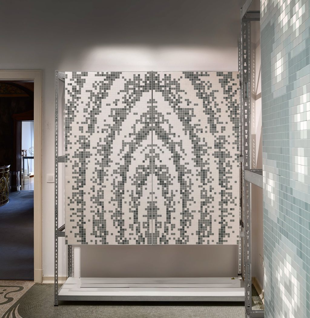 Large Tesselles mosaic panel with a wave-like pixel pattern in white and grey.