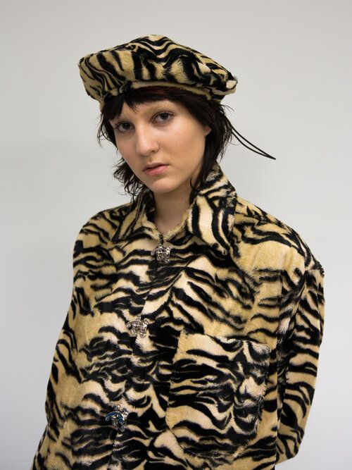 Outfit femme bonnet et veste en éco-fourrure